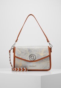 Srebrna torebka z złotym kwiatowym wzorem, pomarańczowymi akcentami, prostokątnym kształtem, magnetycznym zapięciem i plecionym paskiem; logo z przodu.