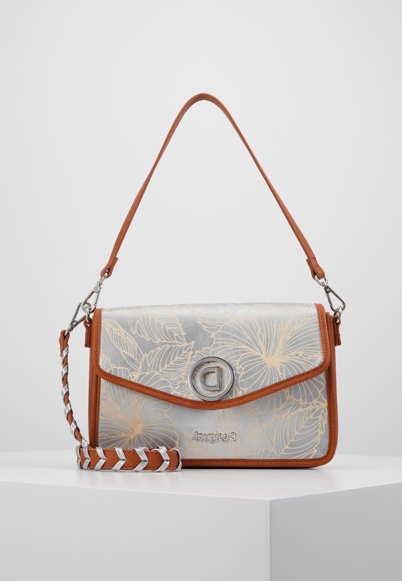 Srebrna torebka z złotym kwiatowym wzorem, pomarańczowymi akcentami, prostokątnym kształtem, magnetycznym zapięciem i plecionym paskiem; logo z przodu.