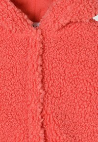 Giacca in pile corallino con superficie texture, dotata di cappuccio e chiusura a bottoni frontale. Materiale morbido e peloso offre calore e comfort.