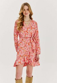 Kvetinové šaty s rukávmi v ružovej farbe s oranžovými a zelenými akcentmi. Dlhé rukávy, riasený lem a opasok na viazanie. Mäkká látka s textúrovaným vzhľadom.