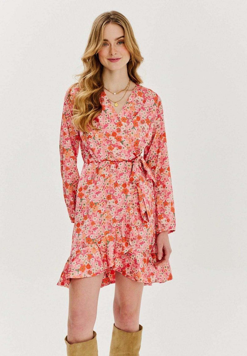 Kvetinové šaty s rukávmi v ružovej farbe s oranžovými a zelenými akcentmi. Dlhé rukávy, riasený lem a opasok na viazanie. Mäkká látka s textúrovaným vzhľadom.