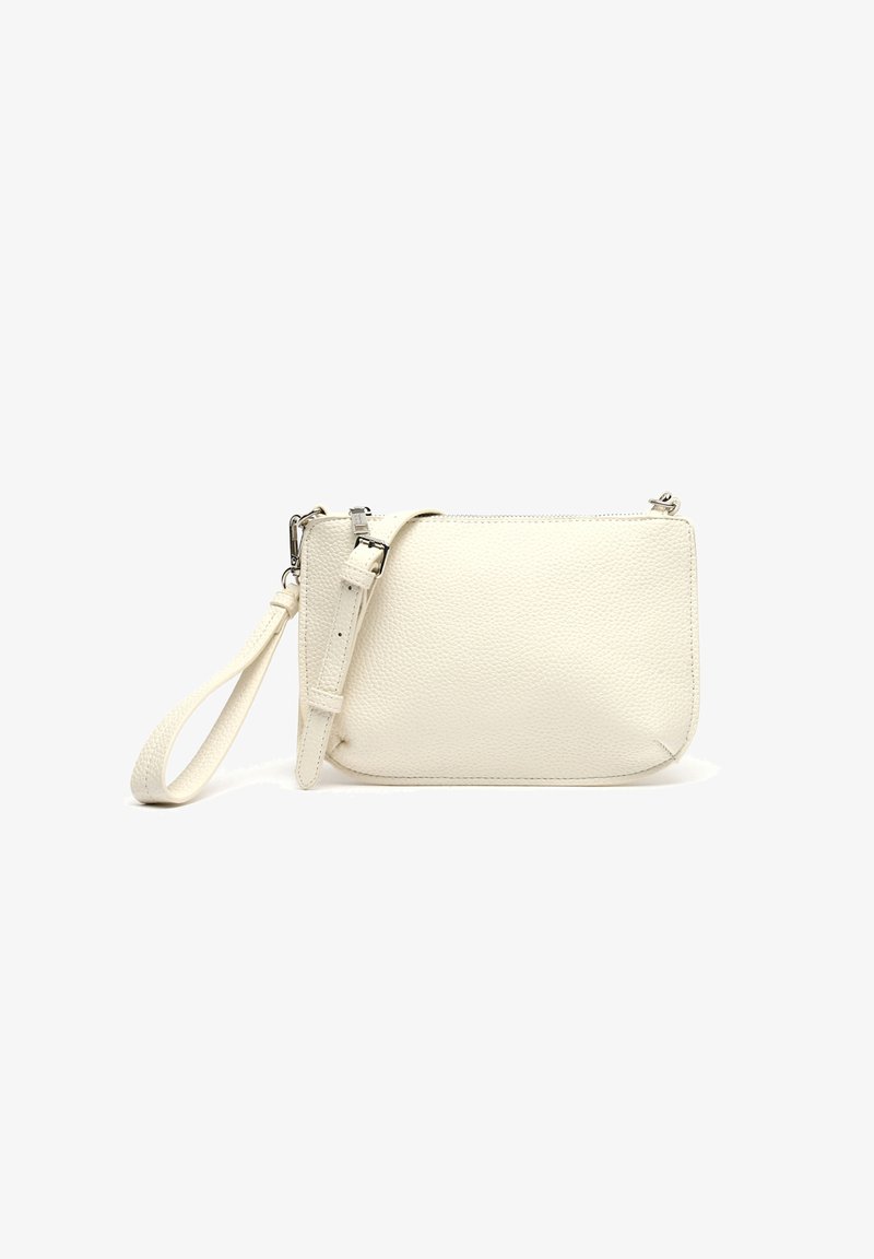 Sac en cuir blanc à bandoulière avec une finition texturée, une bandoulière réglable et des détails en métal argenté. Forme rectangulaire avec des bords arrondis.