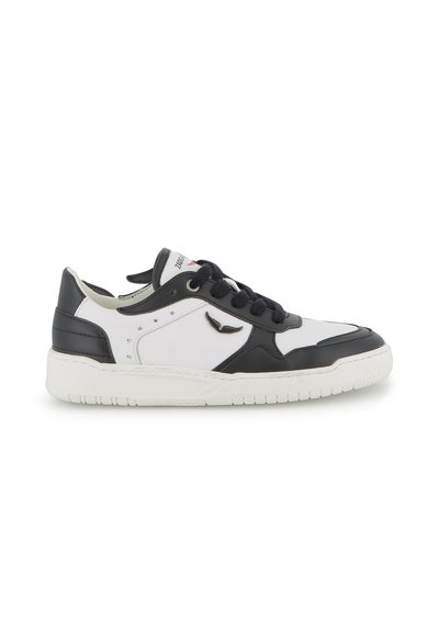 Baskets noires et blanches à tige basse avec un laçage sur le devant, des détails en forme d'étoile près du talon et un logo en forme d'aile sur le côté.