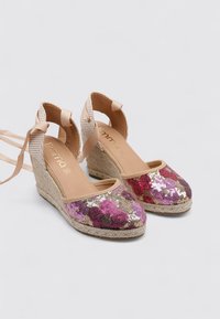 Espadrilles con cuña y suela de yute, con un diseño floral de lentejuelas multicolores en rosa, púrpura y oro; tiras entrelazadas con acentos de cinta.