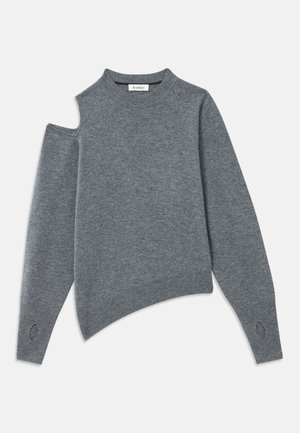 Harmaa neule, jossa on epäsymmetrinen muotoilu, leikattu olka, pitkät hihat ja ribbattua yksityiskohtaa hihoissa ja helmassa.