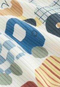 Mehrfarbiger gerippter Stoff mit verschiedenen Formen, darunter Kreise und ein blaues Fahrzeugmotiv, auf weißem Hintergrund.