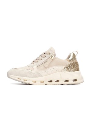 Zapatilla beige con un upper texturizado, acento en el talón de purpurina dorada y cierre con cremallera; cuenta con una suela gruesa blanca con amortiguación de aire.