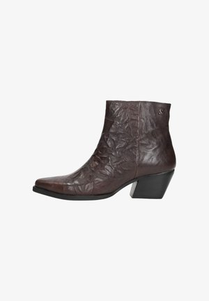 Bruine leren enkellaars met een gestructureerd oppervlak, puntige neus en blokhak. Voorzien van een klein metalen logo detail aan de zijkant.