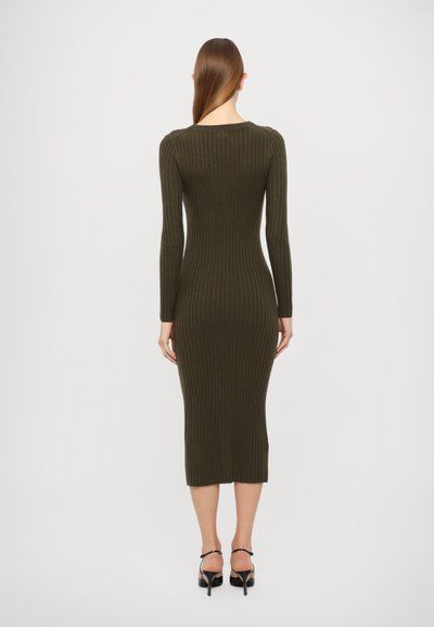 Rochie tricotată cu mâneci lungi, cu model în relief, de culoare verde măsliniu închis, design ajustat, lungime midi, cu textură subtilă și detaliu de fanta pe margine.