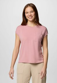 T-shirt a maniche corte, di colore rosa chiaro, con scollatura rotonda e taschino sul petto. Tessuto morbido, vestibilità rilassata e dettagli con risvolto.