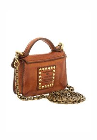 Borsa a mano in pelle marrone con borchie dorate, forma rettangolare, manico superiore e una lunga tracolla a catena. Caratterizzata da un marchio impresso sul fronte.