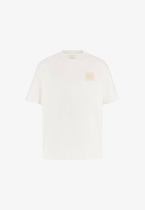 Witte katoenen t-shirt met korte mouwen, ronde halslijn en een vierkante beige logopatch op de linkerborst. Gladde textuur, ontspannen pasvorm.