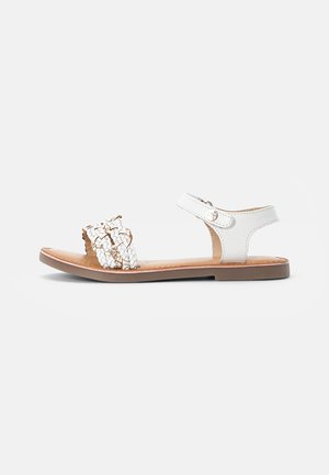 YUTI - Sandals - blanco