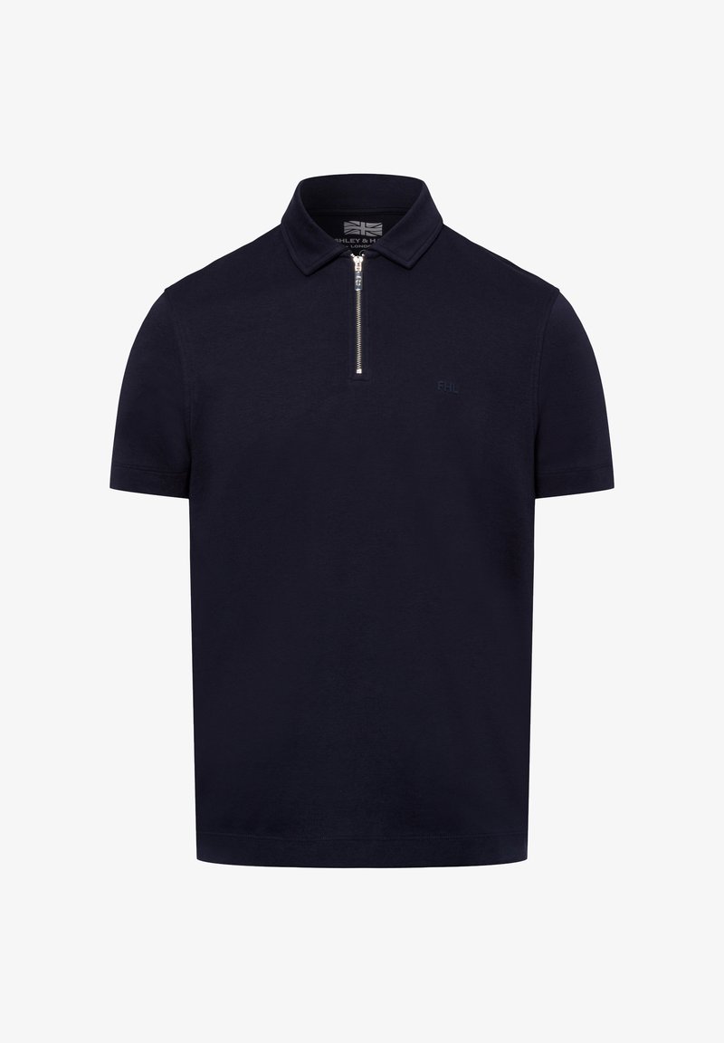 Granatowa koszulka polo wykonana z bawełny, z krótkim zamkiem przy kołnierzyku, krótkimi rękawami i małym logo na klatce piersiowej. Gładka faktura.