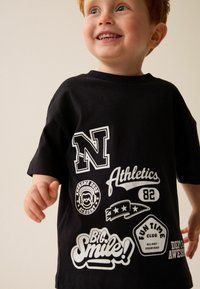 Next SHORT SLEEVE VARSITY  REGULAR FIT - Triko s potiskem - black badges