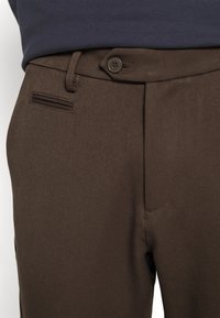 Les Deux COMO SUIT PANTS SEASONAL - Calças - coffee brown