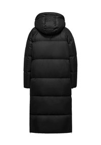 Manteau de puffer noir avec capuche, présentant un design long et droit, des sections matelassées et une texture lisse et brillante. Pas de matériel visible.