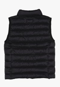 Czarna pikowana kamizelka z poziomymi szwami, wysokim kołnierzem i bez rękawów, wykonana z gładkiego, błyszczącego materiału.