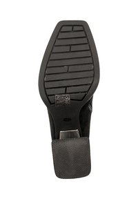 Czarna podeszwa buta formalnego z prostokątnym obcasem i rowkowanym wzorem bieżnika, z widocznym rozmiarem 43 oraz symbolami materiałowymi na spodzie.