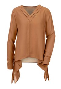 Braune Bluse mit langen Ärmeln und V-Ausschnitt, die zwei Falten am Halsausschnitt aufweist. Der Saum ist asymmetrisch mit längeren Seiten und einer glatten Textur.