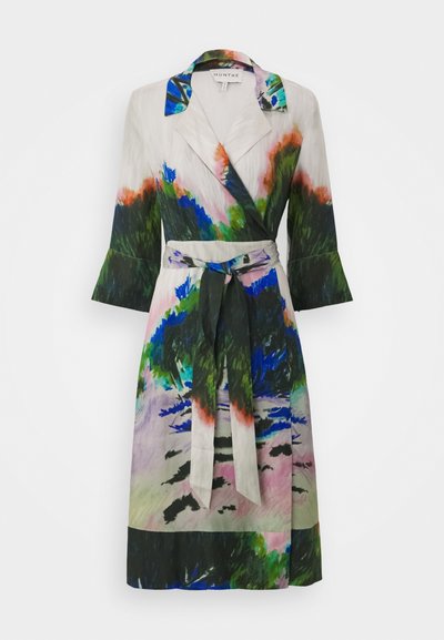 Šaty wrap s barevným, malířským vzorem v zelené, modré a oranžové barvě. Vyrobeny z lehkého materiálu s širokými rukávy a zavazováním v pase.