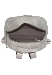 Sac à dos en cuir gris avec texture lisse, fermeture éclair et doublure en tissu. Équipé de deux bretelles et d'une poignée supérieure pour le transport.