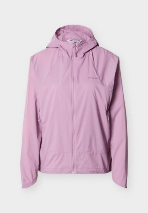 Veste légère à capuche en lavande douce. Dispose d'une fermeture éclair frontale, de deux poches latérales, et d'un tissu lisse et texturé avec un marquage subtil.