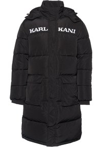 Svart puffjacka med hög krage, dragkedja fram, två stora framfickor och vit logotext "KARL KANI" på bröstet.