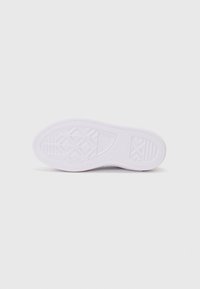 Talpa de sneaker din cauciuc alb, cu un model de prindere, având vârful rotunjit și un design texturat. Bază plată și detalii minime.