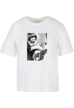 Weißes Baumwoll-T-Shirt mit einem schwarz-weißen Motiv einer Hand über einem Mund, mit dem Text "BAD BABES CLUB" in fetter schwarzer Schrift.
