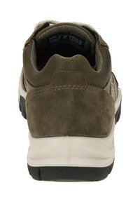 Braune Wildleder- und Mesh-Sneaker mit einer weißen Zwischensohle und einer schwarzen Außensohle. Verfügt über einen gepolsterten Schaft und Zunge. Minimalistische Markierung an der Ferse.