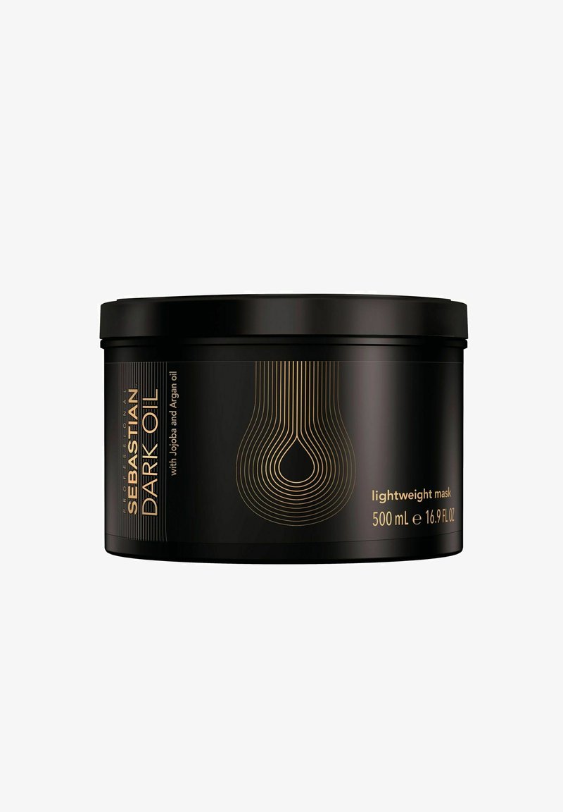 Zwarte cilindervormige pot gelabeld "Sebastian Dark Oil." Heeft gouden tekst en een minimalistisch druppelontwerp, 500 mL capaciteit, lichte masker.