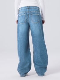 Jeans de mezclilla azul de pierna ancha con cintura alta, que incluyen bolsillos traseros y un acabado deslavado. La tela es suave con una textura clásica de vaquero.