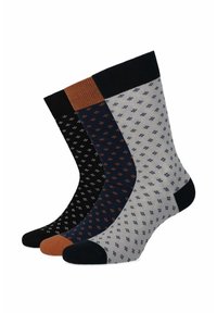 Trzy pary bawełnianych skarpetek z geometrycznymi wzorami. Kolory to czarny, granatowy z rdza w akcentach oraz szary z niebieskimi motywami.