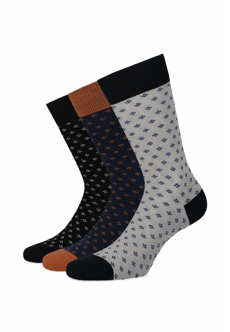 Trzy pary bawełnianych skarpetek z geometrycznymi wzorami. Kolory to czarny, granatowy z rdza w akcentach oraz szary z niebieskimi motywami.