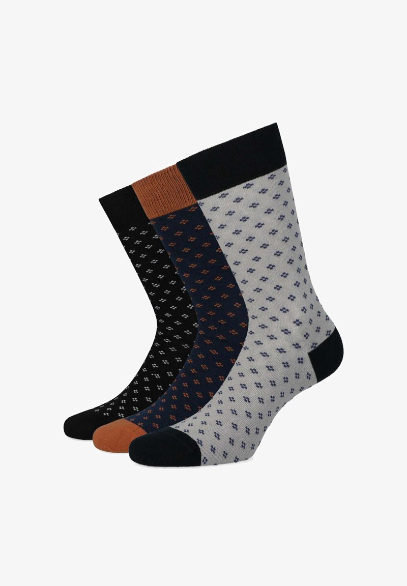 Trzy pary bawełnianych skarpetek z geometrycznymi wzorami. Kolory to czarny, granatowy z rdza w akcentach oraz szary z niebieskimi motywami.