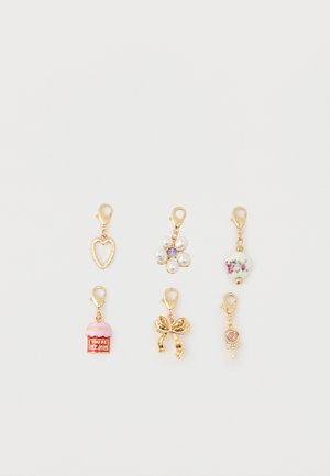 Šest malih zlatnih privjesaka poredanih u dva reda: srce u obliku konture, biserni cvijet, cvjetni perlić, staklenka džema s tekstom, zlatna mašna i ružičasti lizalica.