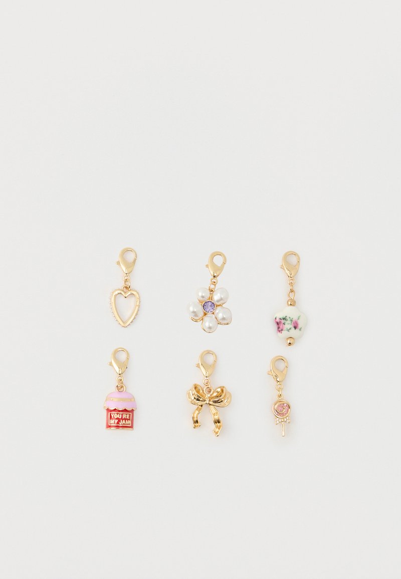 Šest malých zlatých přívěsků uspořádaných ve dvou řadách: obrys srdce, perlová květina, květinový korálek, zavařovací sklenice s nápisem, zlatá mašle a růžové lízátko.