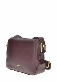 Borsa a tracolla in pelle bordeaux con finitura testurizzata, dettagli in metallo dorato e logo impressa sul fronte. Chiusura con zip e tracolla regolabile.