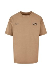 Brun bomulds t-shirt med korte ærmer, rund hals, trykt tekst på forsiden, herunder ordet "LIFE" med fed sort skrift.