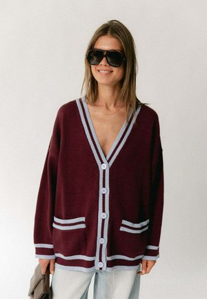 Les Jumelles, SAGE CARDIGAN - Gilet - burgundy  baby blue