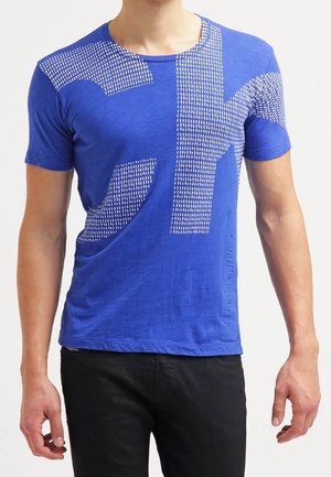 Blaues Kurzarm-T-Shirt aus Baumwolle, mit einem strukturierten Karomuster in Weiß auf der Vorderseite und einem runden Halsausschnitt.