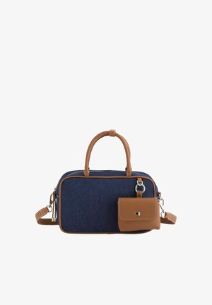 Blaue rechteckige Stoffhandtasche mit braunen Ledergriffen, Besatz, abnehmbarem Trageriemen und einer kleinen braunen Lederclutch.