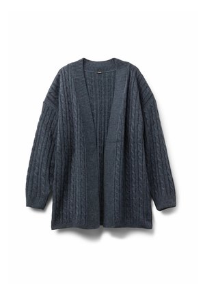 Donkergrijze kabelgebreide cardigan met een open voorkant, brede mouwen en geribbelde textuur. Opvallende patroondetails door het hele kledingstuk.