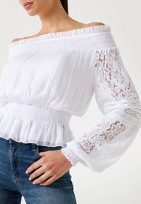 Guess OFF SHOULDER - Bluză - weiß
