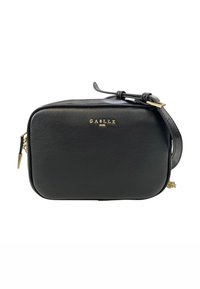 Borsa a tracolla in pelle nera con hardware dorato, forma rettangolare, chiusura con zip e logo impresso sulla parte anteriore. Include una tracolla regolabile.