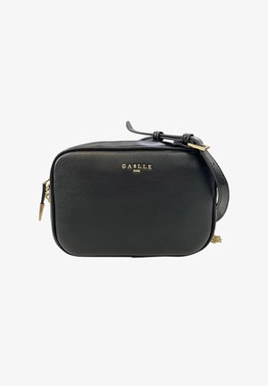 Borsa a tracolla in pelle nera con hardware dorato, forma rettangolare, chiusura con zip e logo impresso sulla parte anteriore. Include una tracolla regolabile.