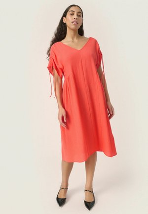 Soaked in Luxury KEHLANI - Freizeitkleid - hot coral