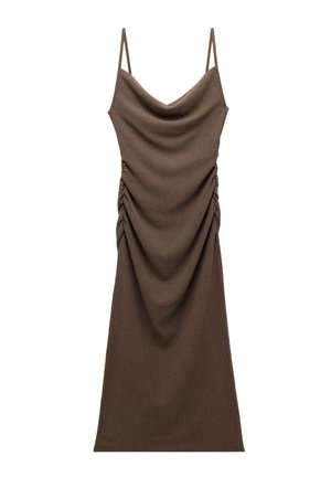 Braunes, ärmelloses Kleid mit drapiertem Vorderteil und gerafften Seitendetails. Hergestellt aus strukturiertem Stoff, mit dünnen Trägern gestaltet.