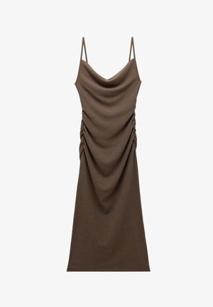 Bruine, mouwloze jurk met een gedrapeerde voorkant en verzamelde details aan de zijkant. Gemaakt van textuurstof, ontworpen met dunne bandjes.